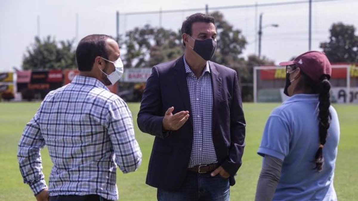 Gustavo Silikovich, (centro) secretario general de la FEF, estuvo en el Clásico del Astillero.