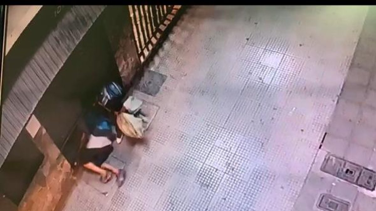 El estruche quedó registrado en cámaras de seguridad. Se observa a dos hombres entrar.