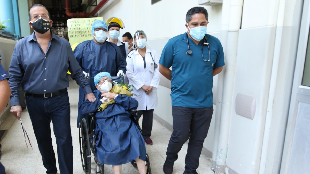 El adulto mayor fue despedido con honores a su salida del nosocomio guayaquileño.