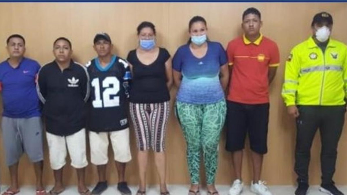 La supuesta banda delincuencial estaba integrada por cuatro hombres y dos mujeres.