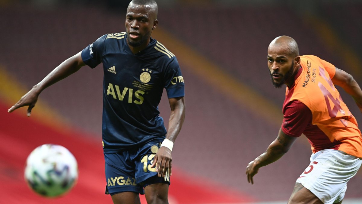 El delantero ecuatoriano del Fenerbahçe, Enner Valencia (i), estuvo presente en el duelo ante el Galatasaray.