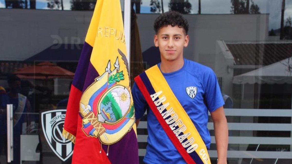 Adrián Mejía es el abanderado del colegio de Independiente del Valle.