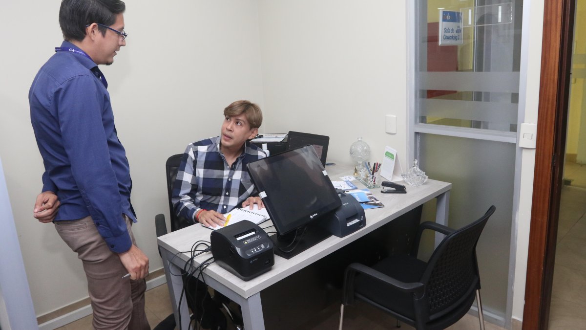 Juan Carlos Morán (izq.) es uno de los pequeños empresarios que recurren al coworking en la UTEG.