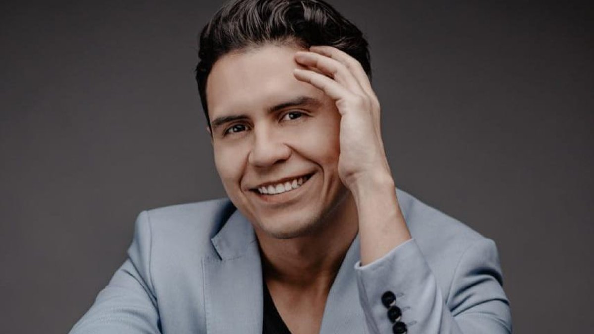 Manuel publica sus videos musicales en su cuenta @marvaloficial.