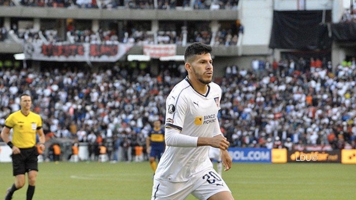 Christian Cruz defensa de Liga de Quito.