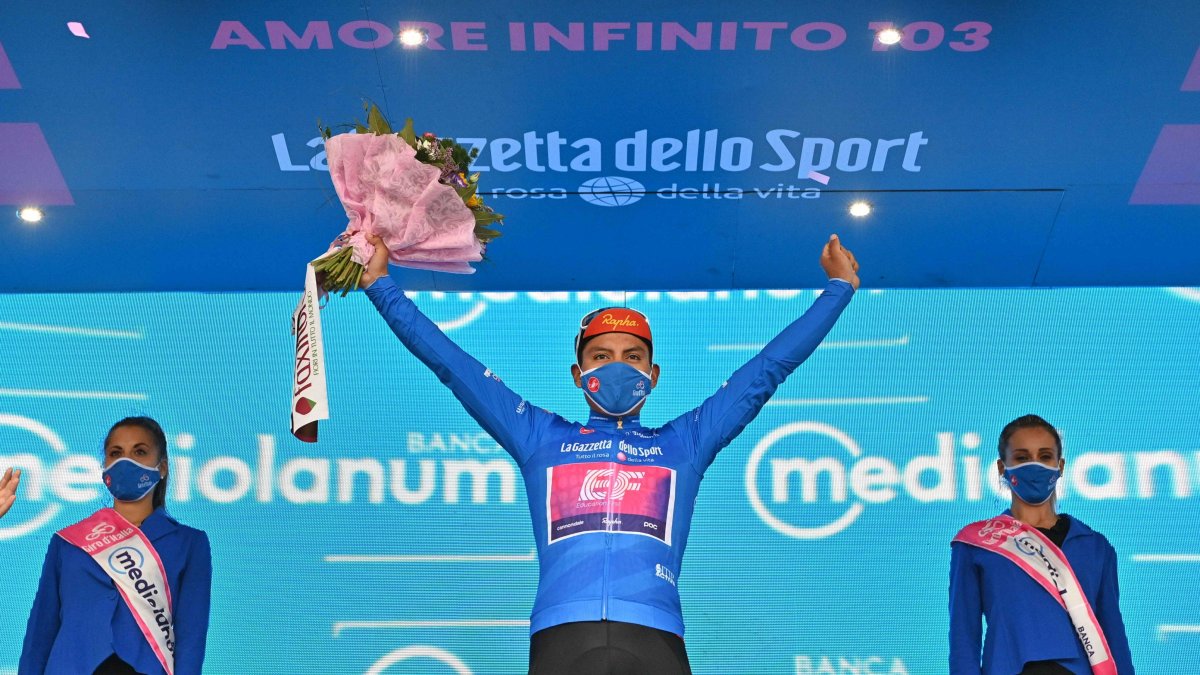 Jonathan Caicedo lució la maglia azzurra que identifica al líder de la montaña, durante varias etapas del Giro de Italia.