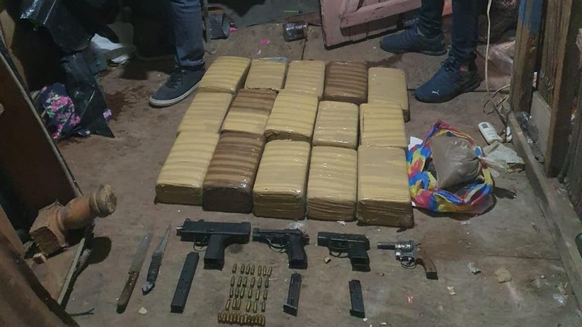 La policía encontró 15 bloques de marihuana  y cuatro armas.