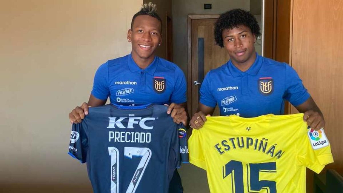Pervis (i) intercambió la camiseta con Ángelo Preciado, el tractor de Independiente del Valle.