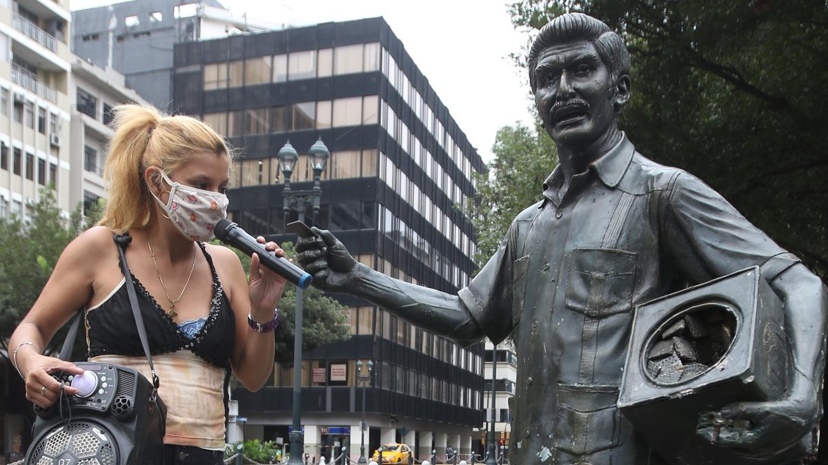 Vilka Medina León nos deleitó con una de sus creaciones musicales frente a la estatua de su abuelo, en el centro de Guayaquil. )