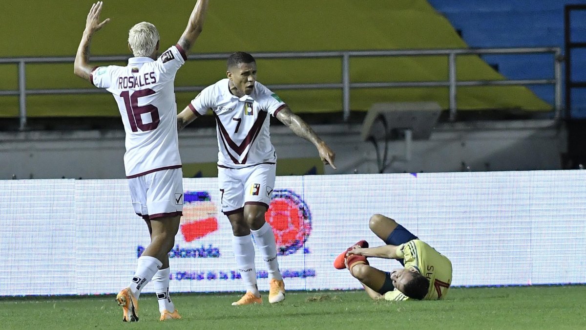 El zaguero colombiano Santiago Arias quedó tendido en el terreno de juego, tras la terrible lesión que sufrió.