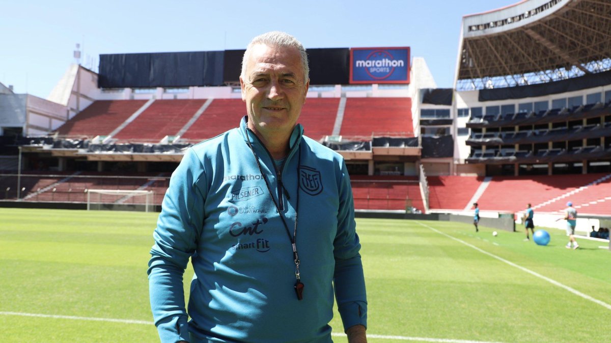 El entrenador de Ecuador, Gustavo Alfaro en el estadio Rodrigo Paz Delgado.