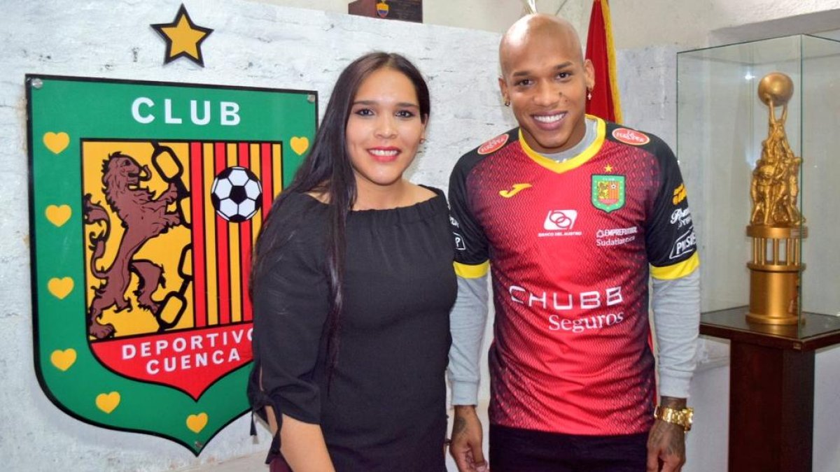 La presidenta del D. Cuenca, Nataly  Villavicencio, junto a Ely Esterilla, ex jugador del Barcelona.