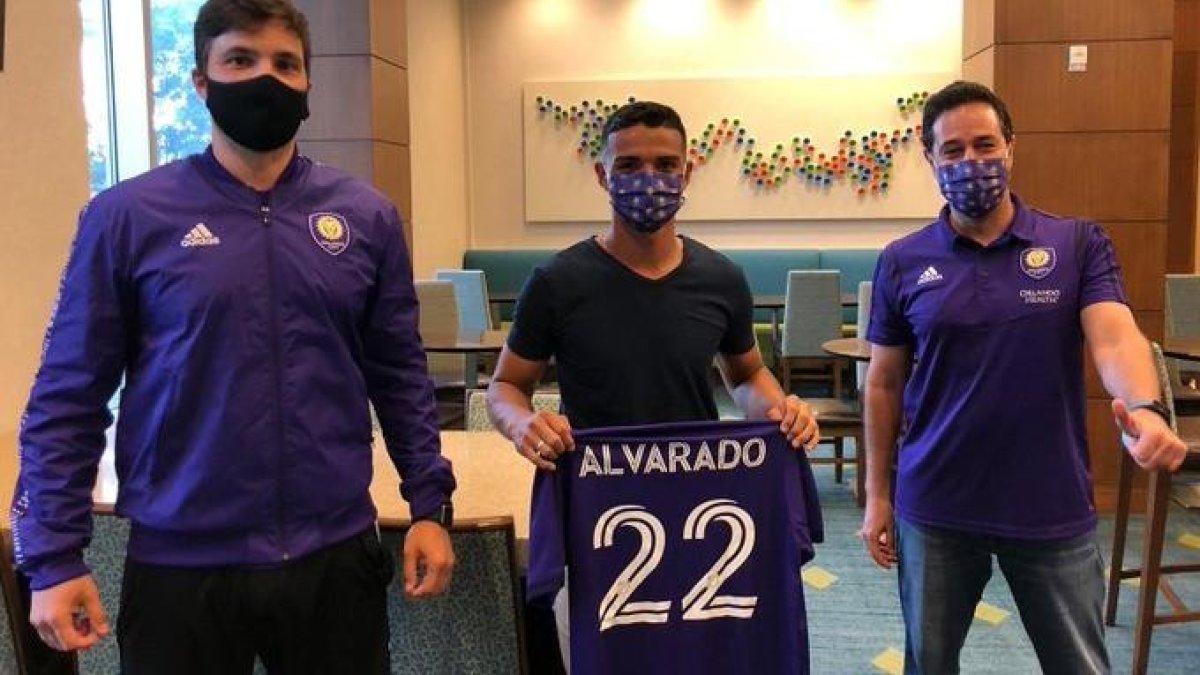 Alexander Alvarado ya recibió la camiseta de su nuevo equipo en Estados Unidos, donde será compañero de Jhegson Méndez.