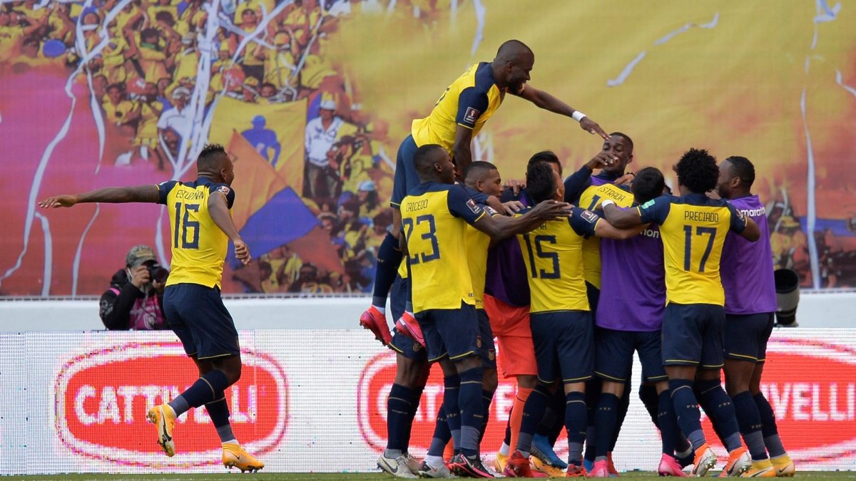 Jugadores de Ecuador celebran un gol de Michael Estrada ante Uruguay.
