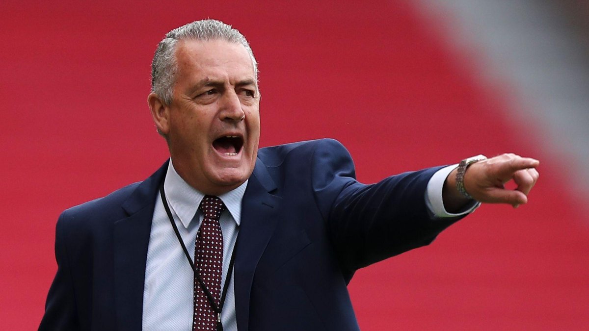 Gustavo Alfaro debutó de local y ganó por goleada a Uruguay.