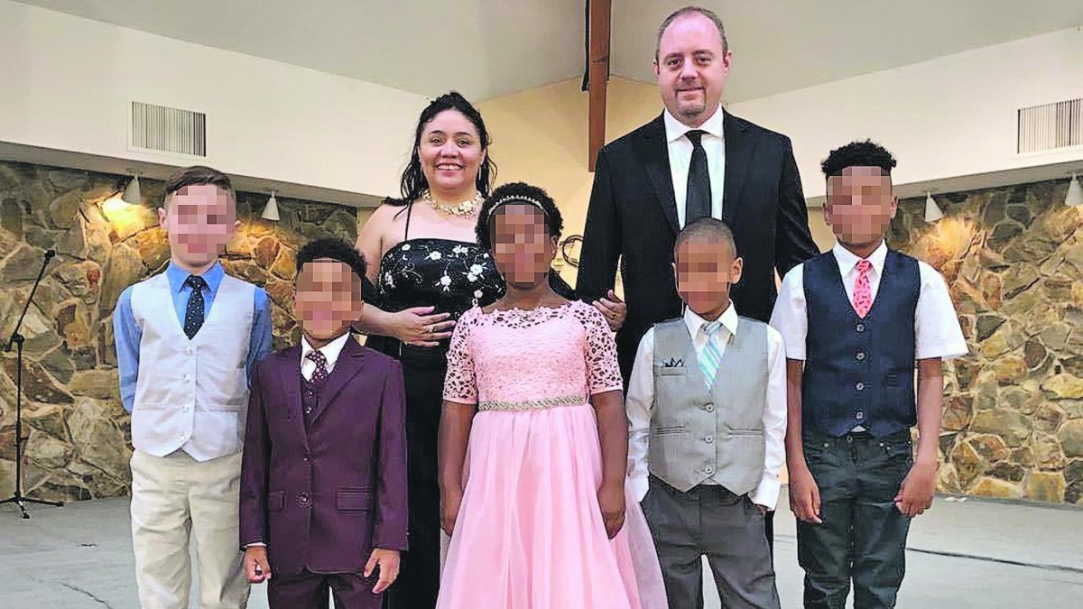 Aurora y su esposo adoptaron a cuatro hermanos ecuatorianos. Ambos ya tenían un hijo biológico y su familia pasó de tres a siete miembros.
