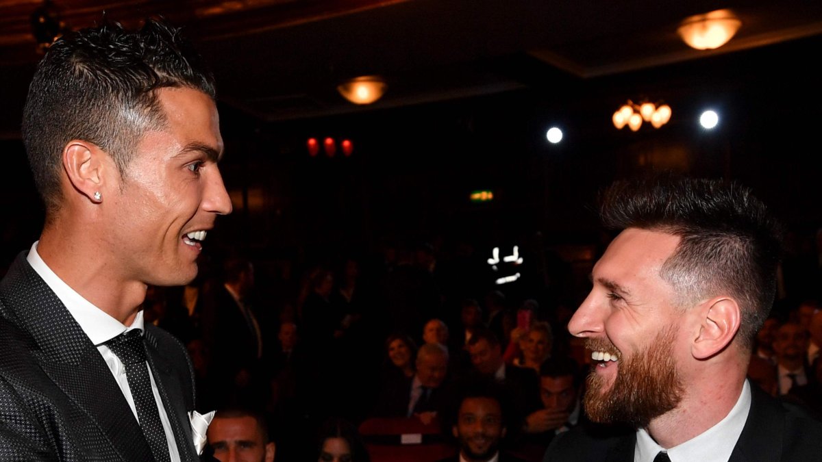 Los delanteros Ronaldo (i) y Messi (d) son aspirantes el ‘Dream Team’ Balón de Oro.
