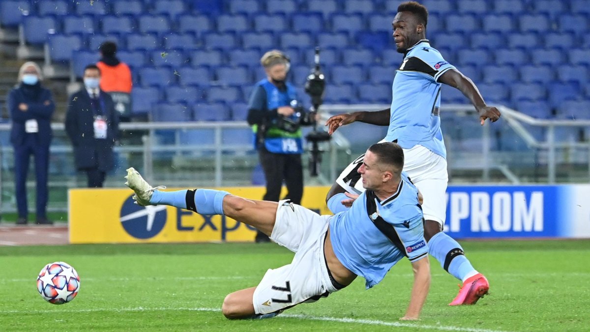 El ecuatoriano Felipe Caicedo (d) estuvo presente en la victoria de la Lazio en Champions