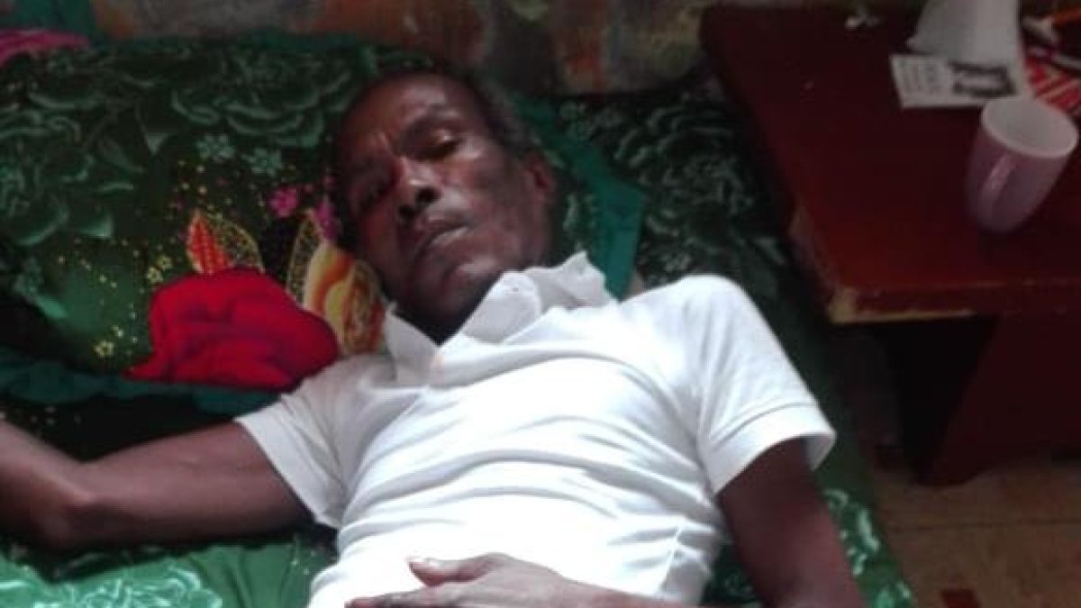 Aunque no tiene ni fuerzas para hablar, tío Pijo agradece la ayuda que la comunidad le está prestando.