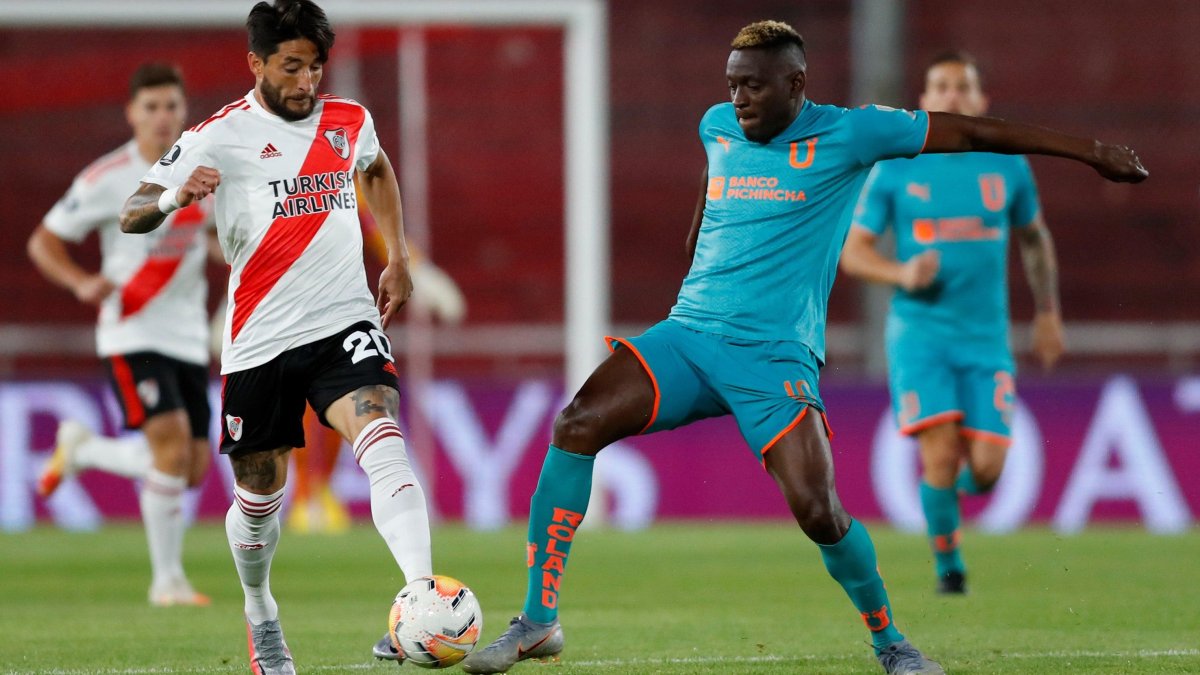 Los albos cayeron por 3-0 ante River Plate en Argentina y cedieron el primer lugar del grupo.