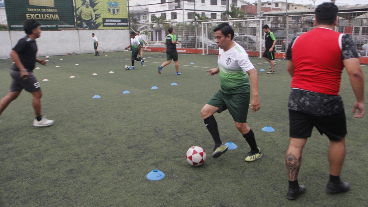 Antes de ir a sus respectivos trabajos, un grupo de 25 personas entrena como jugadores profesionales.