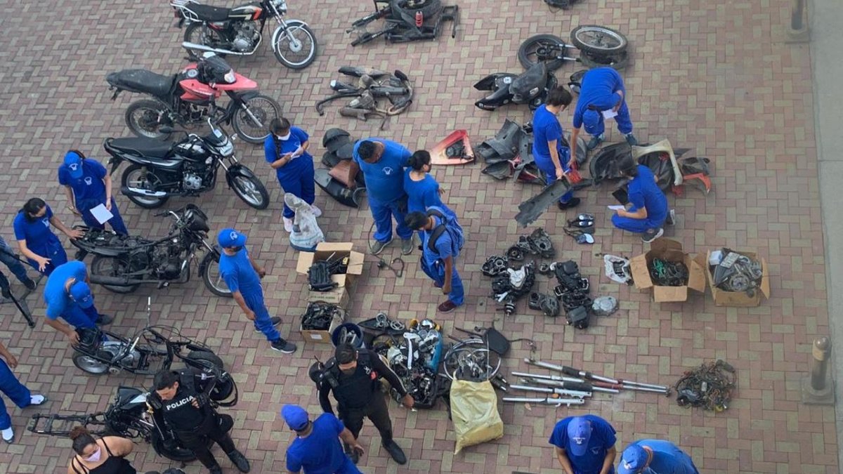 Miembros de la Policía clasificando las motos y piezas de dudosa procedencia, halladas en una vivienda.