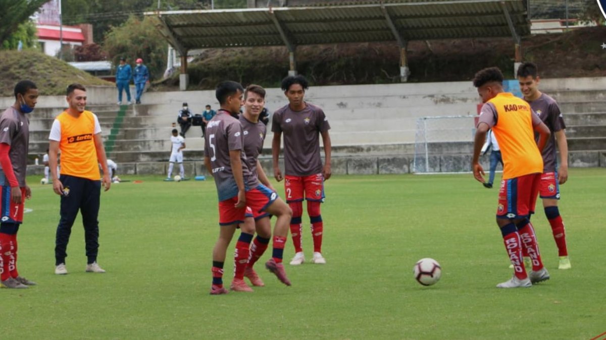 Los jugadores de El Nacional esperan un arreglo para poder jugar con los albos.