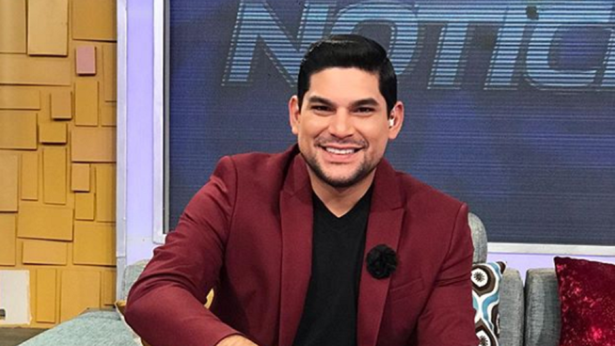 Emilio disfruta su look casual, pero los fines de semana luce jeans, camiseta y zapatos deportivos.