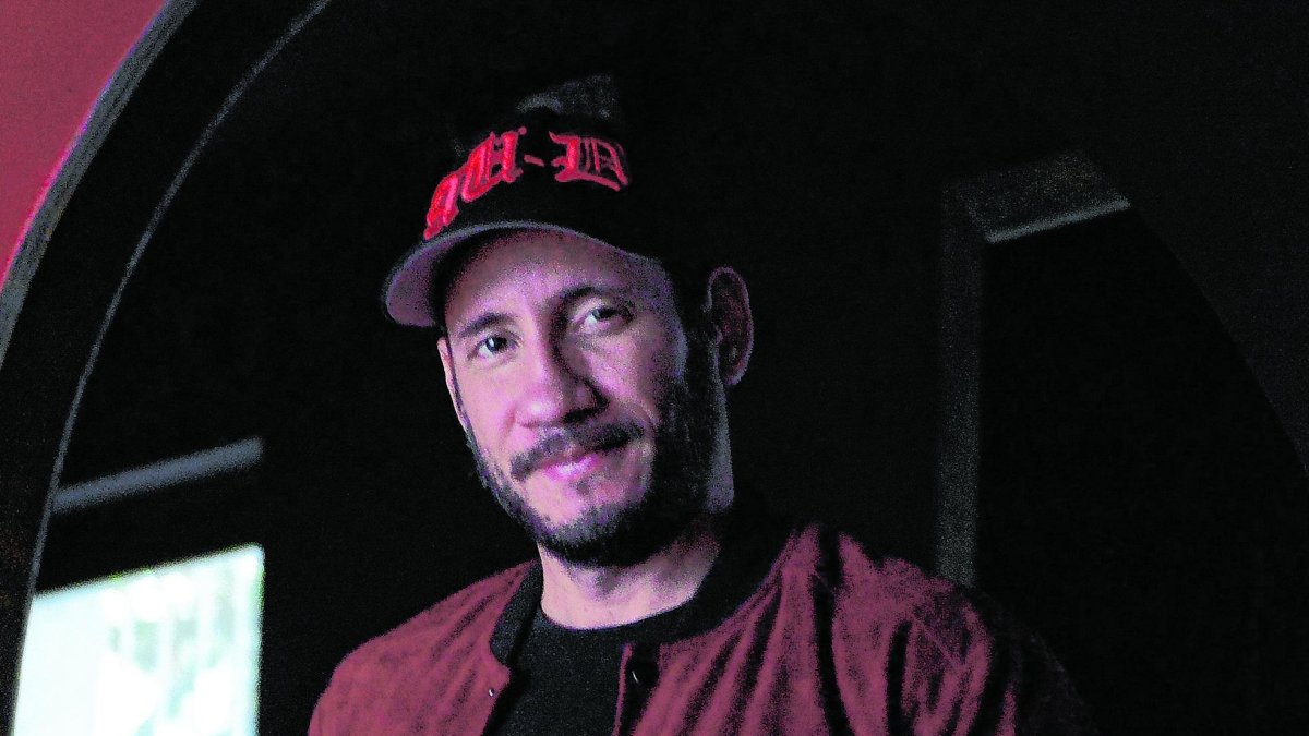 Cantante ecuatoriano recordado por su tema 'Tu Amor'. 