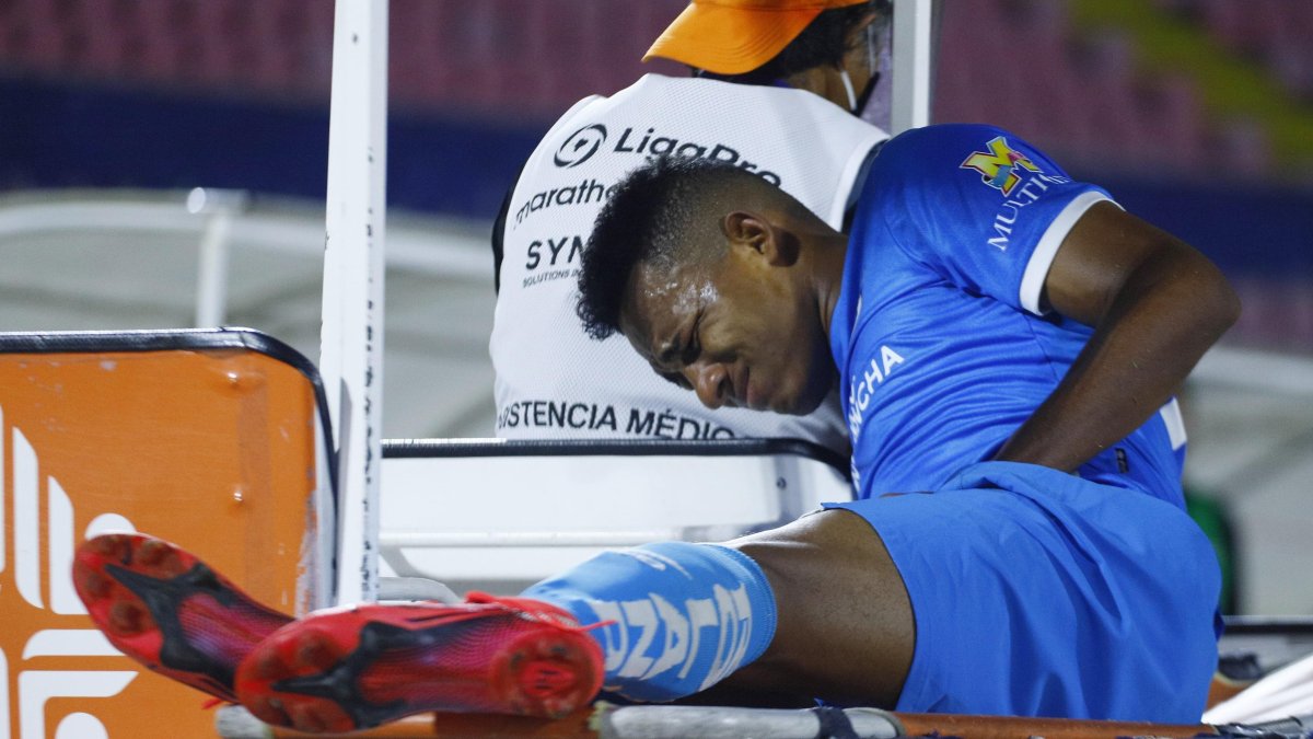 El volante de la Universidad Católica, José Carabalí, presentó un golpe abdominal.