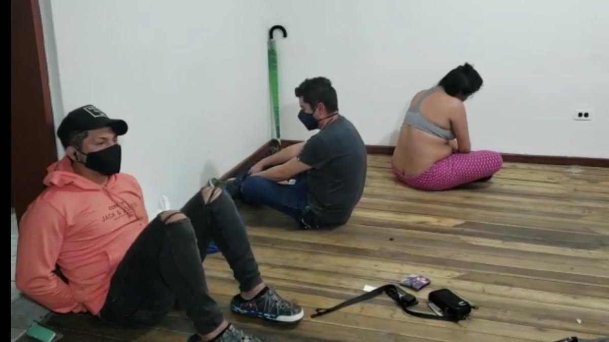 Los detenidos habrían grabado a otros clientes en situaciones parecidas.