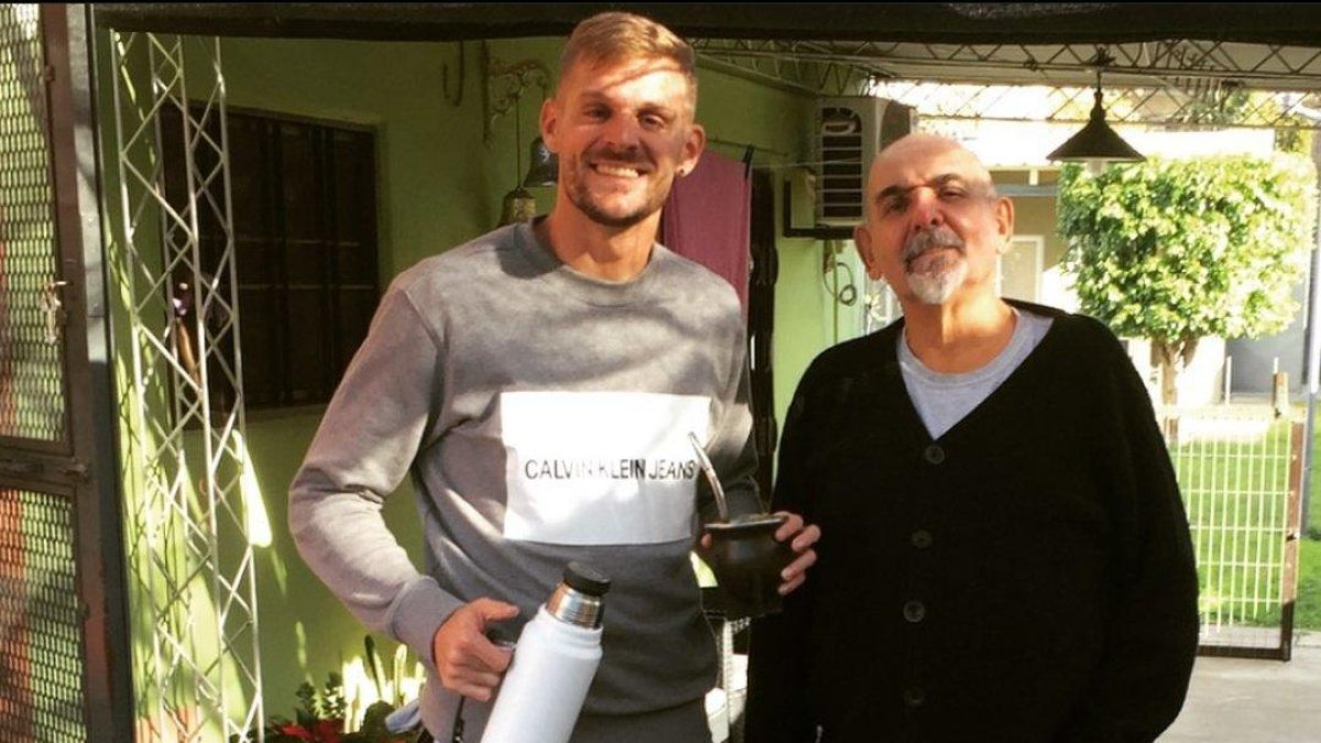 Javier Burrai junto a su padre Óscar, quien falleció la semana anterior.