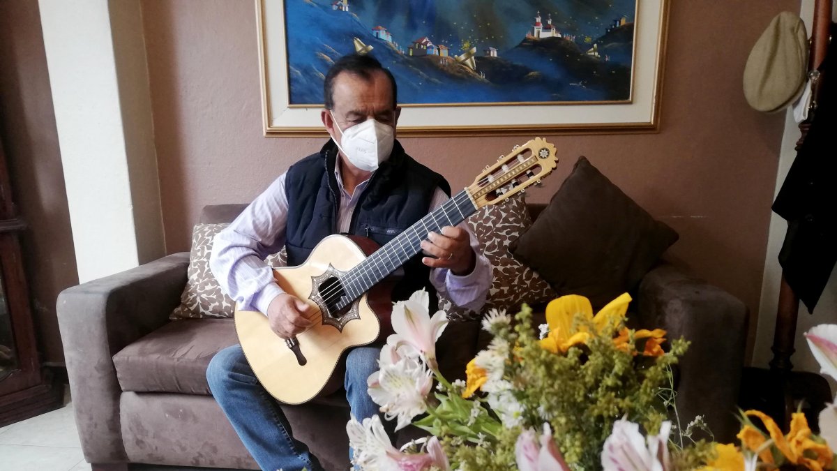 En su vida musical tiene grabados 8 discos de larga duración y 25 sencillos.