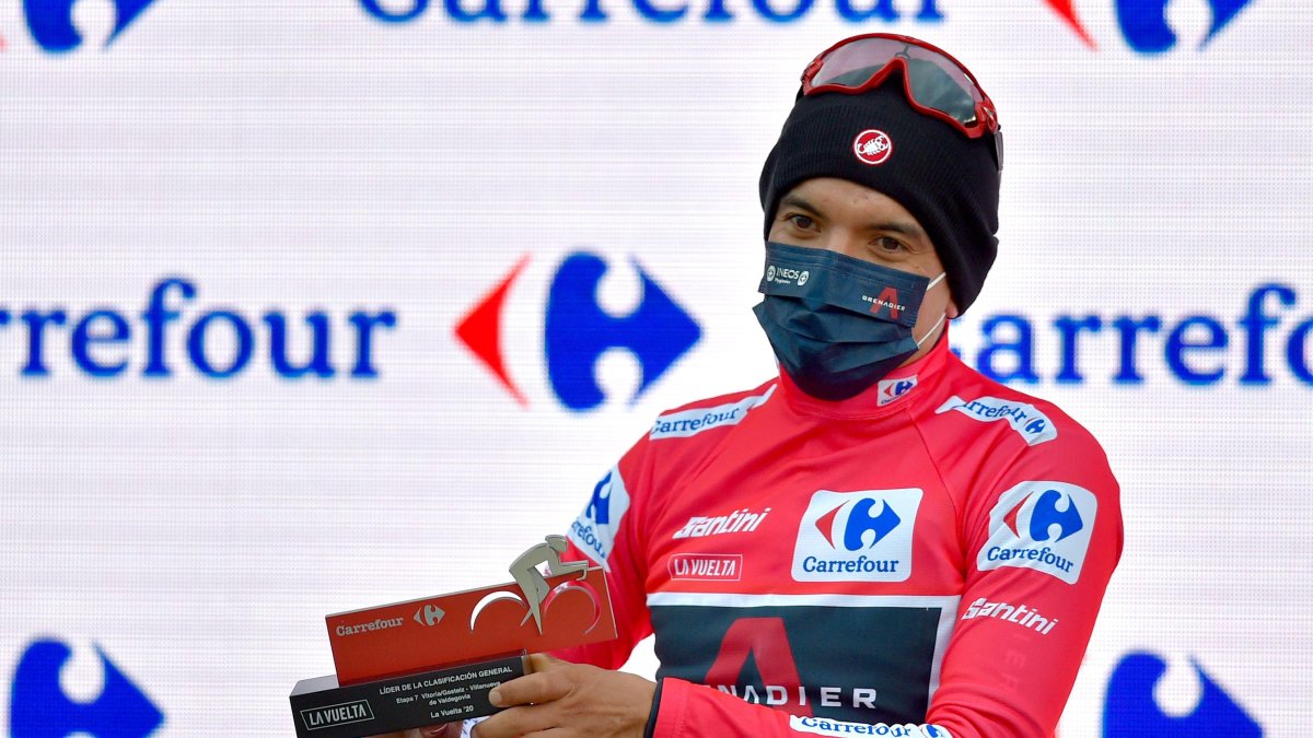 Richard Carapaz se mostró feliz de portar el maillot rojo como líder de la Vuelta a España.
