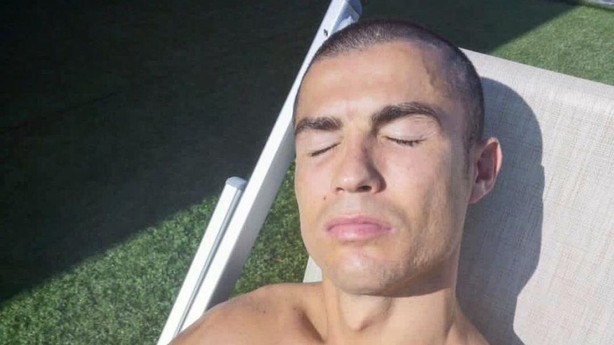 Cristiano Ronaldo sigue en cuarentena, pero las selfies no pueden parar.