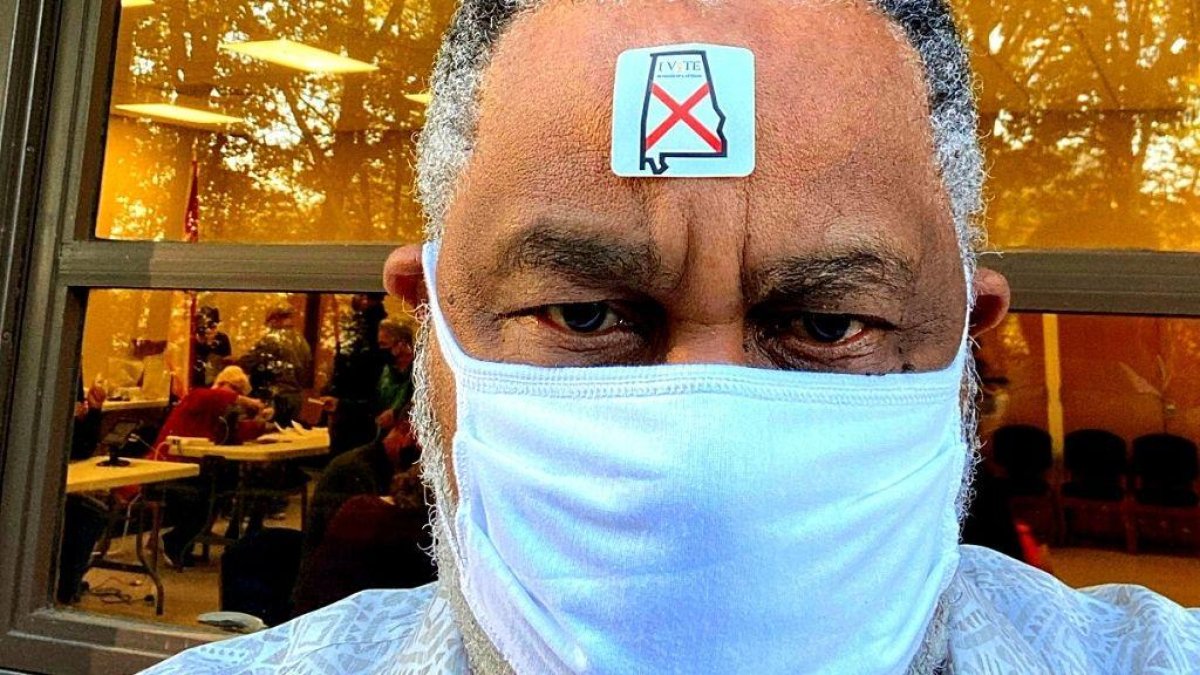 Imagen de Anthony Ray Hilton tras votar en las elecciones de Estados Unidos.