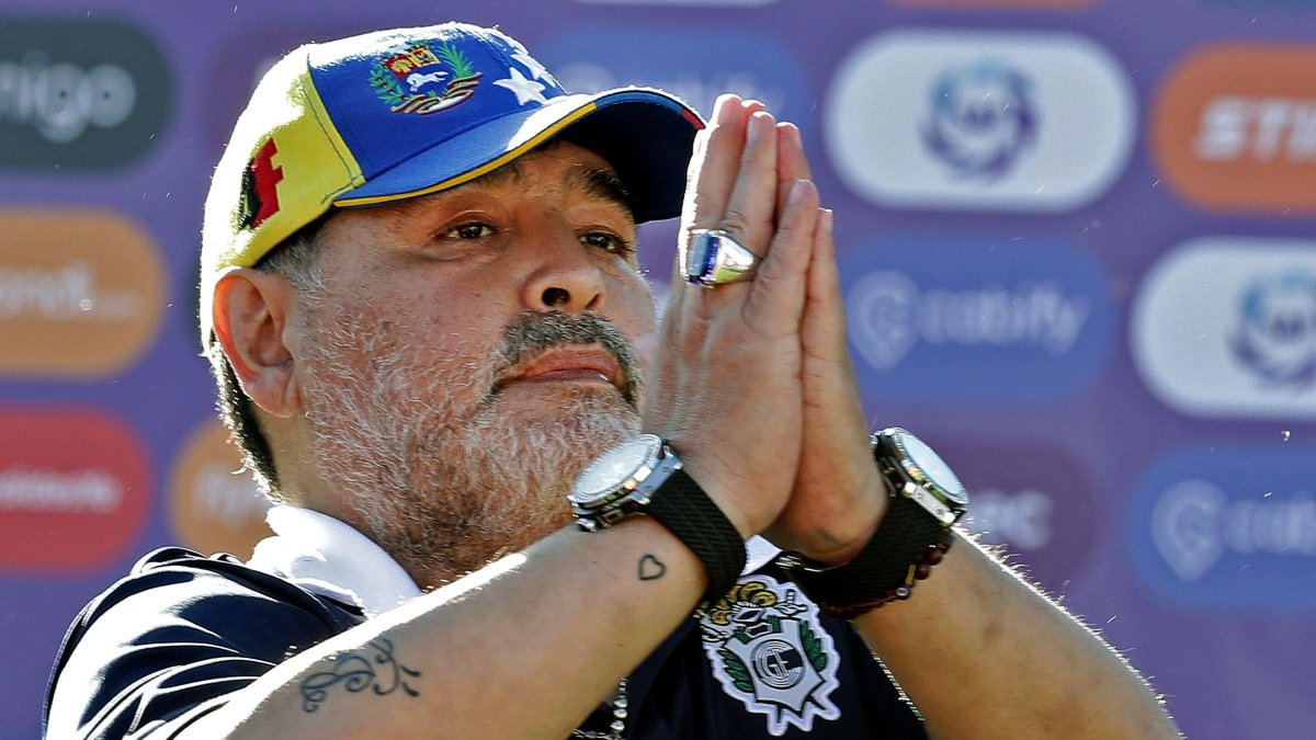 Diego Armando Maradona es el técnico de Gimnasia y Esgrima La Plata argentino.