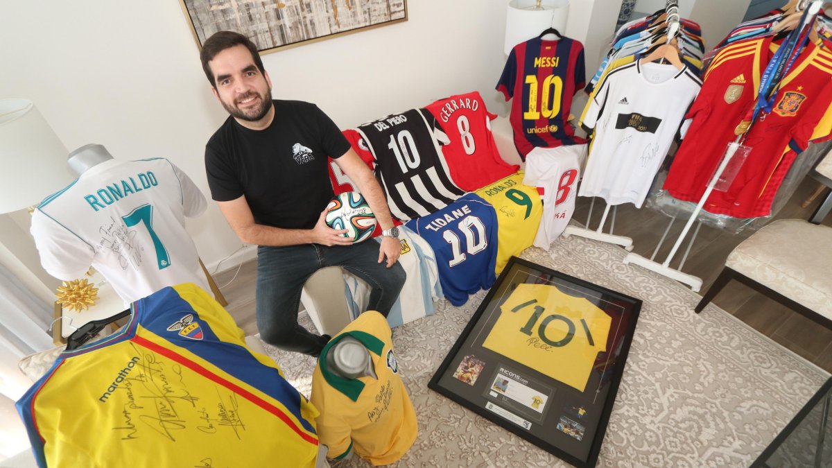Juan Pablo Béjar tiene casi un centenar de camisetas autografiadas por los grandes del fútbol. Instagram le ha servido para conseguirlas.