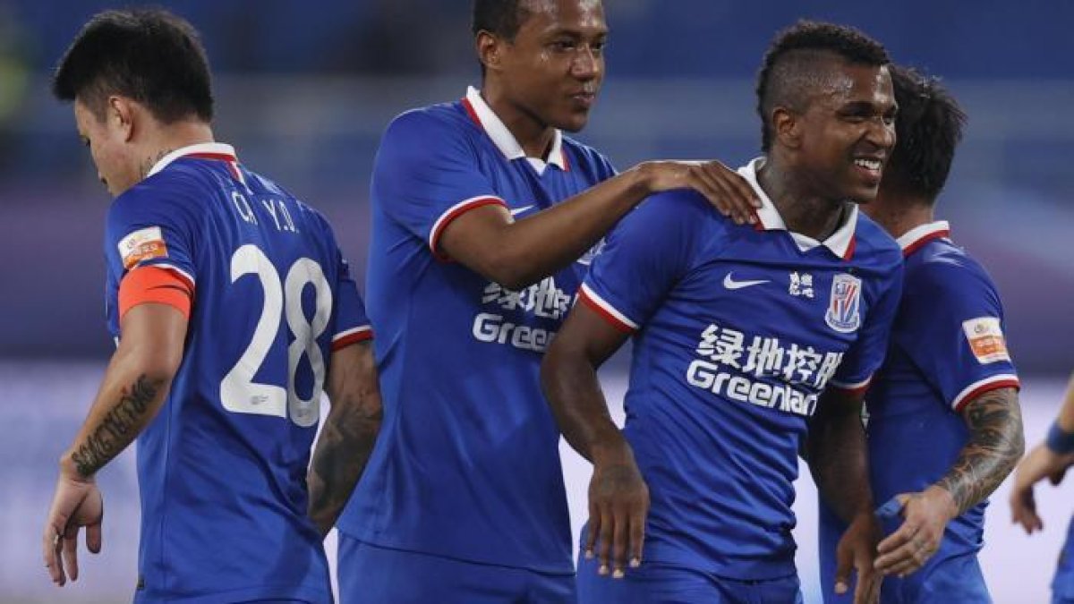 Miller Bolaños (d) lleva 50 días sin disputar un partido oficial.