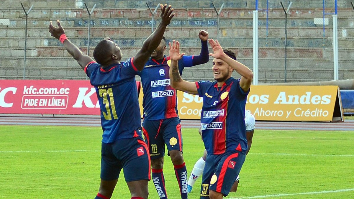 Joao Parades (de espalda) hizo el gol de Olmedo que va ganando 1-0 al Barcelona.
