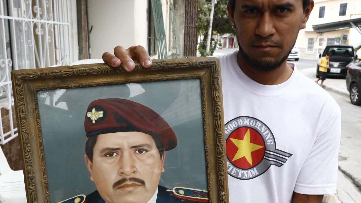 José muestra la foto de su padre, vistiendo el uniforme de las Fuerzas Armadas.