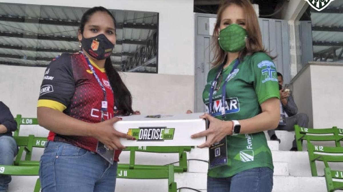 Martha Romero de Palacios (d) le dio la bienvenida a la presidenta del Cuenca Nataly Villavicencio con un obsequió en el estadio 9 de Mayo.