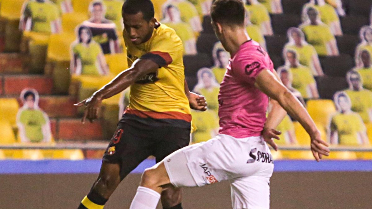 Buen partido de Nixon Molina en el medio campo de Barcelona.