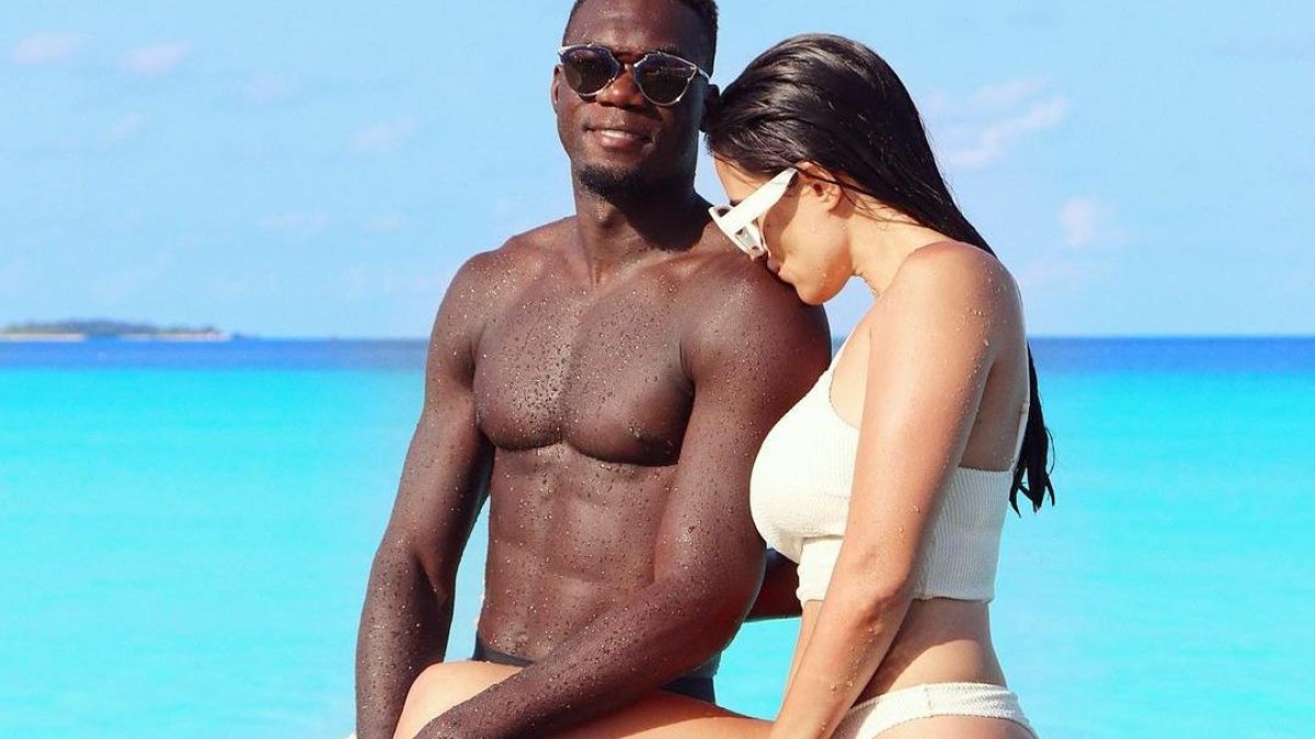 Mientras tanto Felipe Caicedo y su guapa esposa la española María García, ven las cosas de lejos.