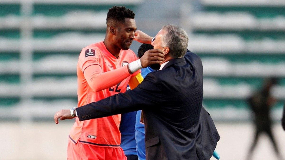 Alexander Domínguez y el DT Gustavo Alfaro festejando la victoria ante Bolivia.