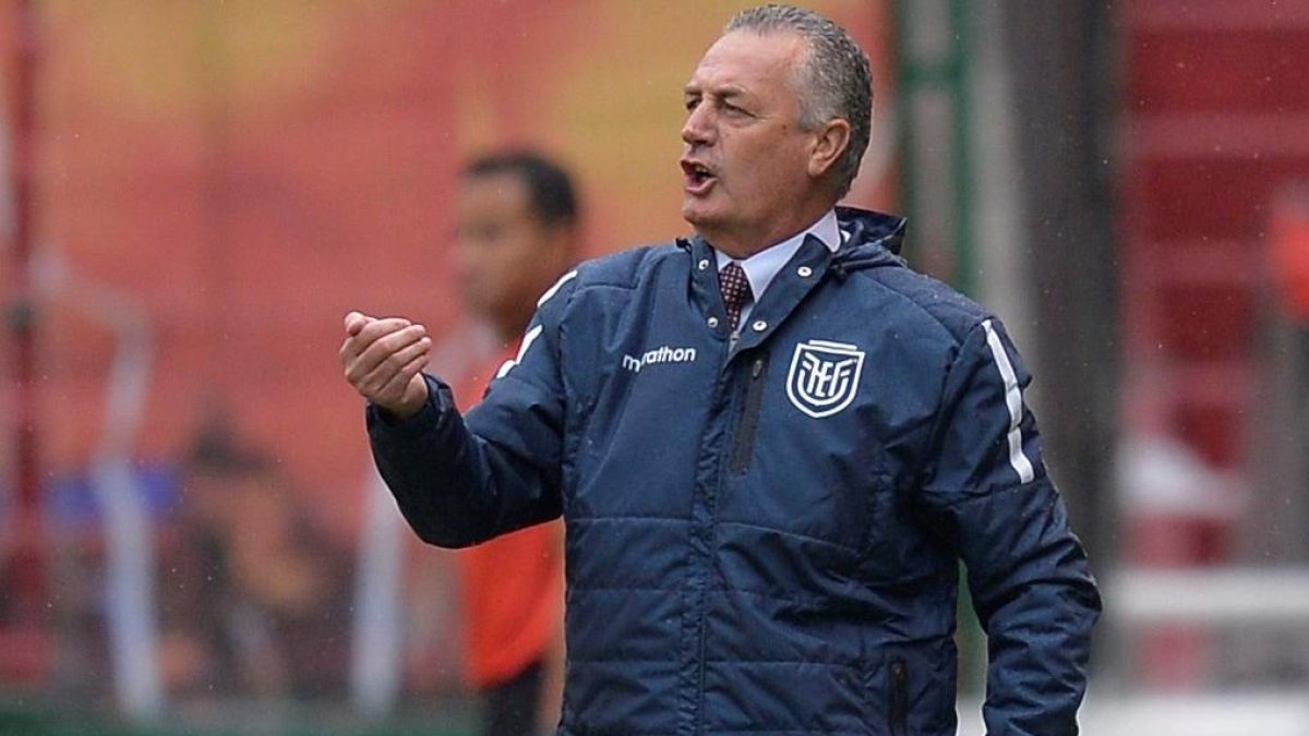 El técnico de la selección de Ecuador, Gustavo Alfaro, fue efusivo en las indicaciones a los jugadores.
