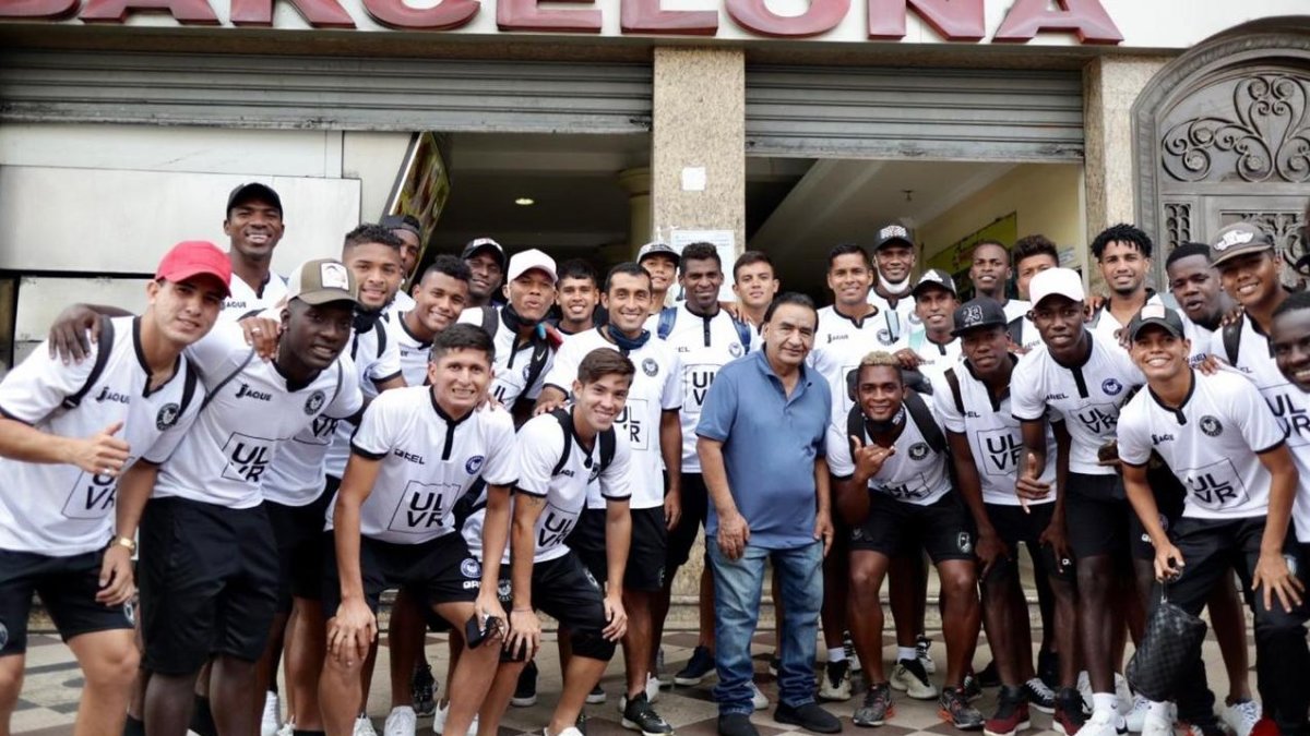 Los jugadores, dirigentes y cuerpo técnico de Guayaquil Sport junto al hincha Ángel Encalada
