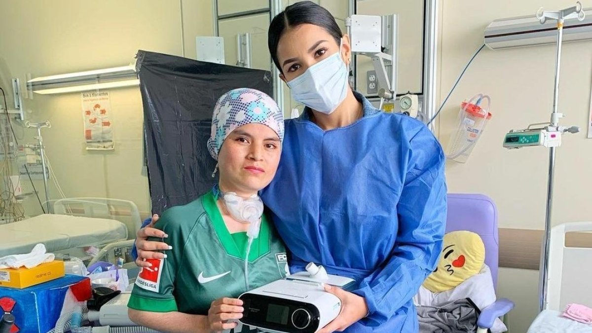 Jessi ya tiene en su poder el respirador que le obsequió Carlos Gruezo y la camiseta del FC Augsburgo.