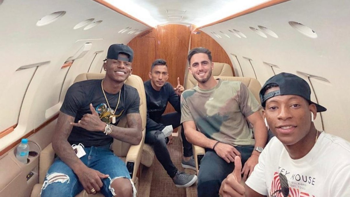 Gonzalo Plata (der) junto a Robert Arboleda, Angel Mena y Leonardo Campana cuando se fueron de Ecuador después de golear a Colombia 6-1.