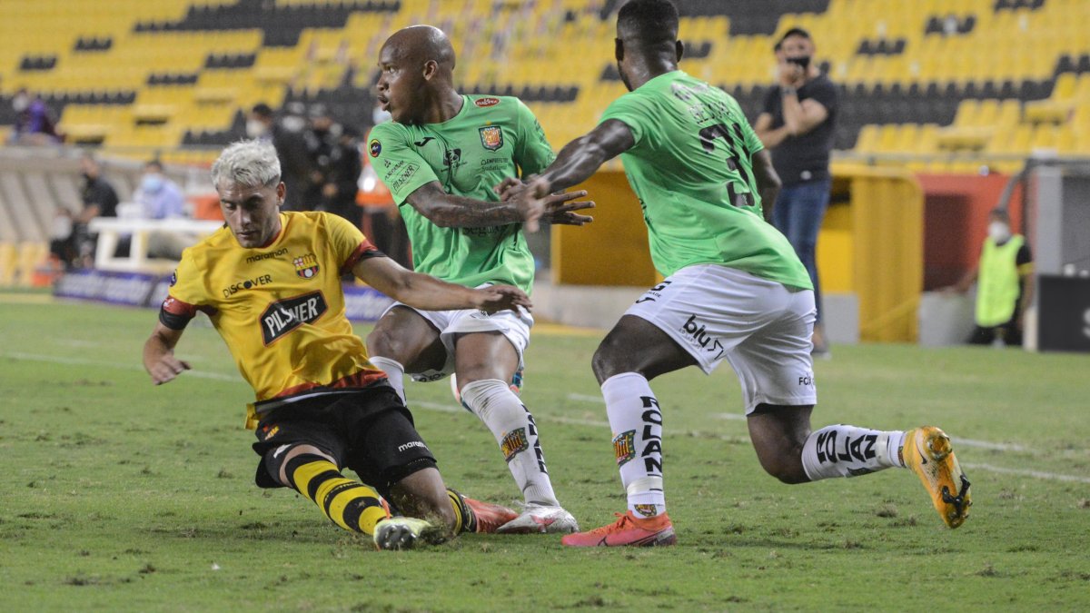 Emmanuel Martínez tuvo un buen partido ante su ex equipo D. Cuenca.